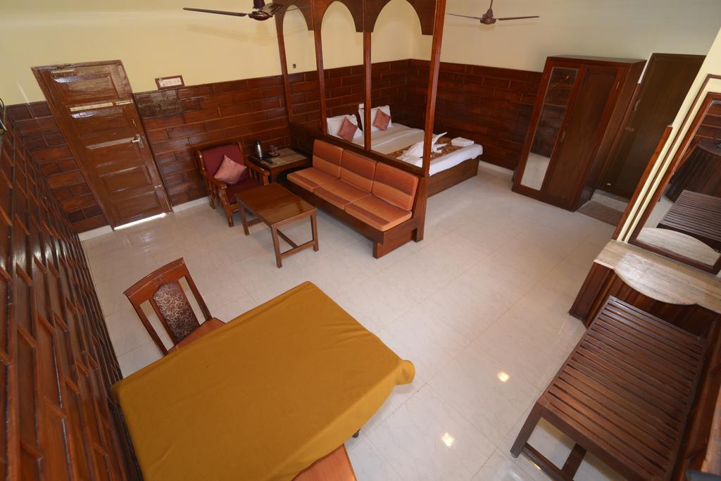 Tusker Towers Lodge *